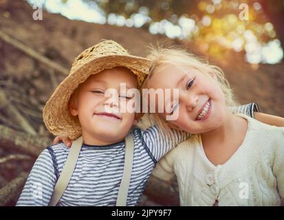 Divertirsi è la nostra regola numero uno. Ritratto di due bambini che giocano insieme all'aperto. Foto Stock