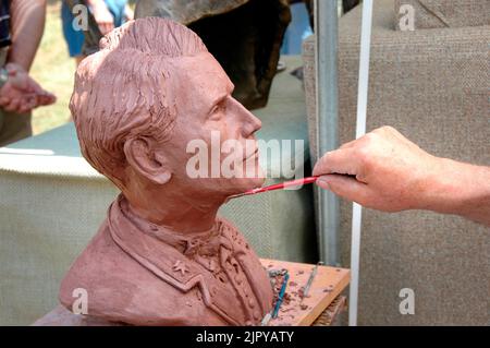 Mani che lavora presso un arti e mestieri mostra l'artigianato e arte Foto Stock