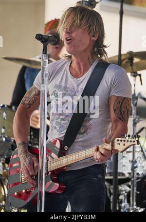 NEW YORK, NY, USA - 30 GIUGNO 2022: Keith Urban si esibisce nella serie di concerti 'Today' Show della NBC al Rockefeller Plaza. Foto Stock