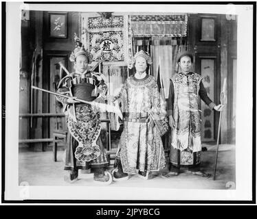 Tre attori dal teatro annamita di intera lunghezza verticale, in costumi, Esposizione di Parigi, 1889 Foto Stock