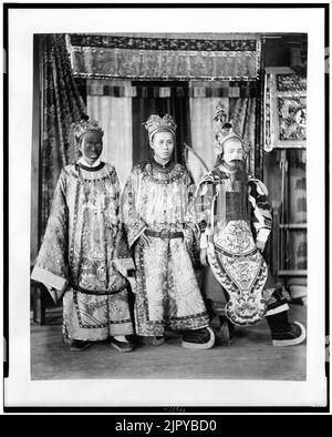 Tre attori dal teatro annamita di intera lunghezza verticale, in costumi, Esposizione di Parigi, 1889 Foto Stock