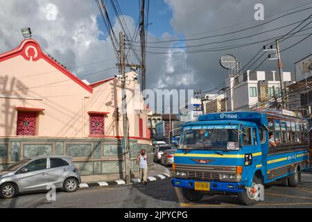 Un autobus locale che corre tra la Citta' di Phuket e Patong passa il Tempio Put Cho (PUD Jor) nella Citta' di Phuket (Citta' di Phuket), Phuket, Thailandia Foto Stock