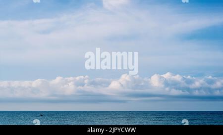 PANORAMA foto reale sfondo naturale paesaggio nuvoloso. Bello bianco morbido cumulo nuvole estate blu cielo calma mare orizzonte skyline. Concetto relax umore Foto Stock