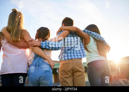 Andiamo è poco. Un gruppo di bambini della scuola elementare insieme. Foto Stock