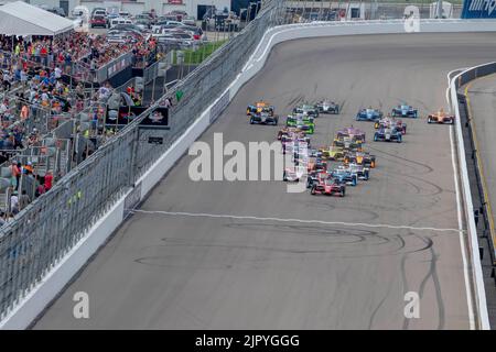 Madison, Illinois, Stati Uniti. 20th ago, 2022. Il campo INDYCAR prende la bandiera verde per il BommaritoAutomotive Group 500 al World Wide Technology Raceway di Madison, il, USA. (Credit Image: © Walter G. Arce Sr./ZUMA Press Wire) Credit: ZUMA Press, Inc./Alamy Live News Foto Stock