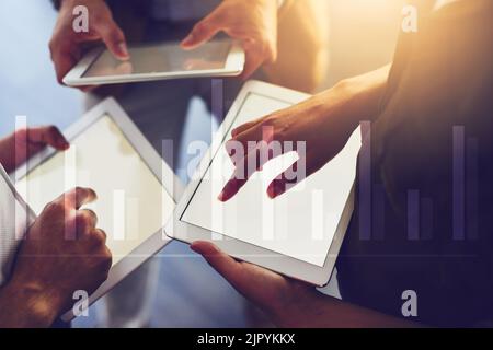 Le aziende utilizzano varie tecniche per connettersi. Gli uomini d'affari irriconoscibili utilizzano i loro tablet digitali. Foto Stock