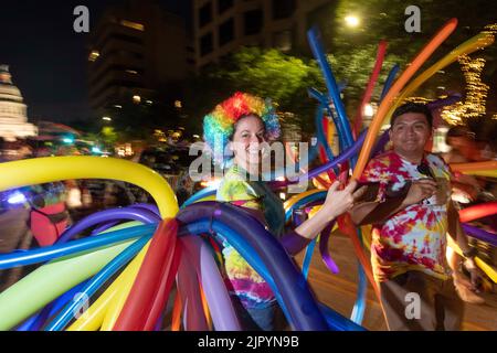 I sostenitori e i dipendenti del Distretto scolastico indipendente di Austin mostrano il loro orgoglio mentre sfilano lungo la Congress Avenue indossando palloncini color arcobaleno al Campidoglio del Texas, mentre la Austin Pride Parade torna dopo un periodo di sospensione di tre anni a causa della pandemia. Gli organizzatori della LBGTQ hanno stimato che oltre 40.000 persone hanno marciato e partecipato al gala notturno dal Campidoglio al ponte di Congress Avenue sul lago Lady Bird. Credit: Bob Daemmrich/Alamy Live News Foto Stock