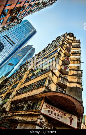 Affollati edifici residenziali moderni e vecchi, Hong Kong, Cina. Foto Stock