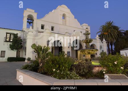 San Gabriel Mission Playhouse nel quartiere storico mostrato al crepuscolo. L'edificio è stato completato nel 1927. Foto Stock