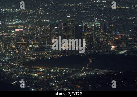 Il centro di Los Angeles viene mostrato dall'Osservatorio di Mount Wilson di notte. Mount Wilson si trova nelle San Gabriel Mountains. Foto Stock