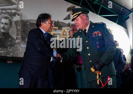 Bogota, Colombia. 20th ago, 2022. il presidente della Colombia Gustavo Petro (sinistra) scuote le mani con il comandante delle forze armate della Colombia, il generale Helder Fernan Giraldo (destra), durante la cerimonia di giuramento del ministro della Difesa colombiano Ivan Velasquez e la linea di comando militare, presso l'Escuela Militar de Cadetes, generale Jose Maria Cordova, a Bogotà, Colombia, il 20 agosto 2022. Photo by: Chepa Beltran/Long Visual Press Credit: Long Visual Press/Alamy Live News Foto Stock