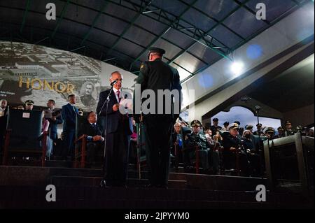 Bogota, Colombia. 20th ago, 2022. Il ministro della Difesa colombiano Ivan Velasquez giura il comandante delle forze armate colombiane, il generale Helder Fernan Giraldo durante la cerimonia di giuramento del ministro della Difesa colombiano Ivan Velasquez e della linea di comando militare, presso l'Escuela Militar de Cadetes, generale Jose Maria Cordova, a Bogotà, Colombia, 20 agosto 2022. Photo by: Chepa Beltran/Long Visual Press Credit: Long Visual Press/Alamy Live News Foto Stock