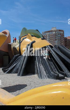 Valencia, Spagna - 15 maggio 2014: Testa di Gulliver giacente su larga scala con scivoli e scale dove i bambini giocano. Parco giochi per bambini Gulliver Park Foto Stock