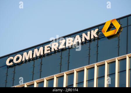 Logo Commerzbank e firma sull'edificio degli uffici Advance Business Center nel Sofia Business Park di Sofia, Bulgaria, Europa orientale, Balcani, UE Foto Stock