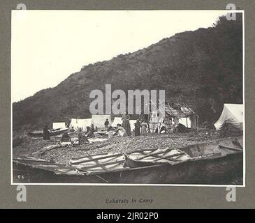 Campo dei sigillatori indiani Tlingit con canoa in primo piano, Yakutat Bay, Alaska, giugno 1899 (HARRIMAN 86) Foto Stock