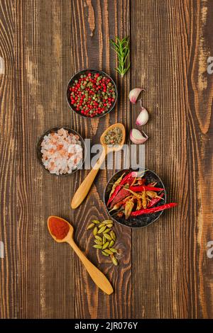 Composizione di testa con spezia speziata e condimenti su fondo di legno Foto Stock