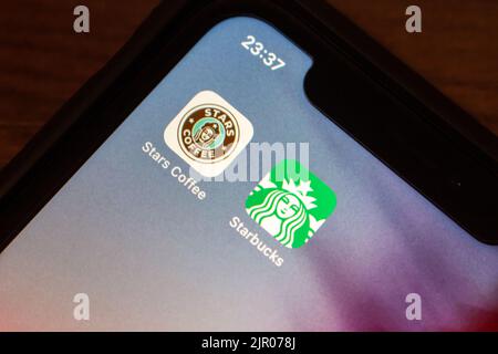 Vancouver, CANADA - Agosto 21 2022 : i loghi di Stars Coffee e Starbucks Coffee su un iPhone. Star Coffee è un copycat Starbucks in Russia. Foto Stock