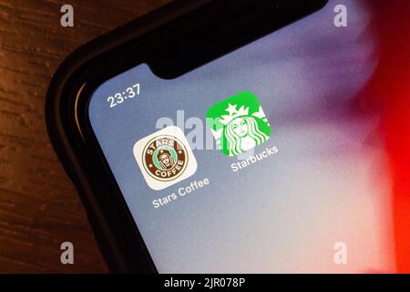 Vancouver, CANADA - Agosto 21 2022 : i loghi di Stars Coffee e Starbucks Coffee su un iPhone. Star Coffee è un copycat Starbucks in Russia. Foto Stock