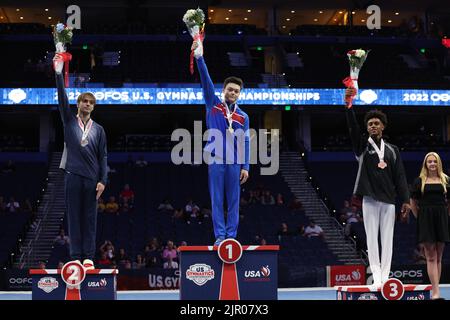 20 agosto 2022: David Shamah (WOGA) ha vinto il all-around per gli uomini più giovani, 17 anni, al 2022 U.S. Gymnastics Championships. Al suo interno sul podio: Alexandru Nitach (GymTek Academy) secondo, Chase Davenport (Roswell Gym) terzo. L'evento si svolge presso l'Amalie Arena di Tampa, Florida. Melissa J. Perenson/CSM Foto Stock