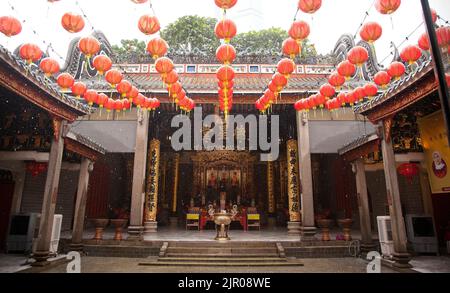 Chan She Shu Yuen Clan Ancestrale Hall, Kuala Lumpur, Malesia. Edificio storico in stile cantonese con sculture dorate, statuine sul tetto e un piccolo mus Foto Stock