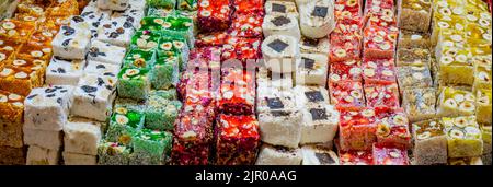 Primo piano delle delizie dolci turche sul mercato di Istanbul Foto Stock