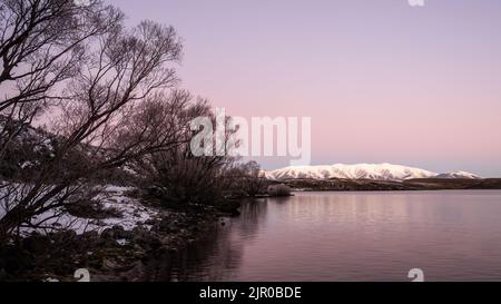 Lago di Ohau al tramonto, Twizel, Isola del Sud. Foto Stock