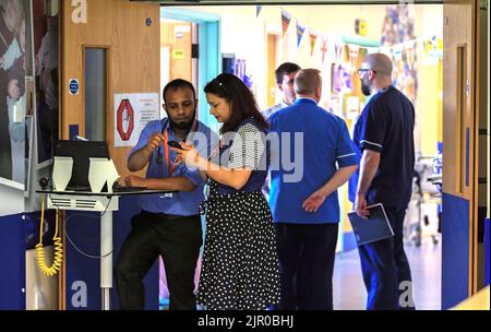 Foto del file datata 05/07/18 del personale di un reparto ospedaliero presso la Manchester University NHS Foundation Trust. Il governo scozzese dovrebbe 'strappare' il suo piano di recupero NHS e ricominciare, hanno detto le lib Dems scozzesi. L'anno scorso, il primo ministro Nicola Sturgeon e il segretario alla sanità Humza Yousaf hanno svelato il piano, che si è impegnato a spendere £1 miliardi di dollari per migliorare l'assistenza sanitaria a seguito della pandemia di coronavirus. Data di emissione: Domenica 21 agosto 2022. Foto Stock