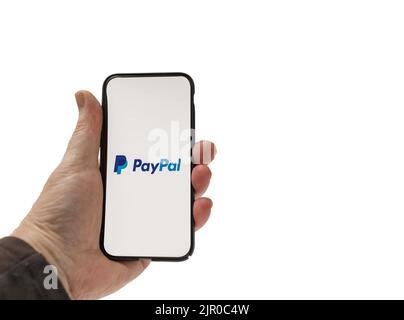 Cardiff Mid Glamorgan UK Agosto 20 2022 persona con cellulare con logo Paypal su sfondo bianco Foto Stock
