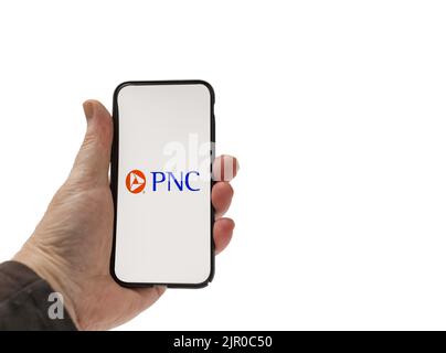 Cardiff Mid Glamorgan UK Agosto 20 2022 persona che tiene il cellulare con il logo PNC Bank su uno sfondo bianco Foto Stock