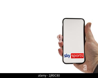 Cardiff Mid glamourgan Wales UK Agosto 20 2022 persona in possesso di cellulare con il logo dei servizi digitali SkySports Foto Stock