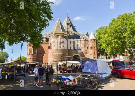 Amsterdam, Paesi Bassi. Agosto 2022. La pesatrice in piazza nieuwmarkt ad Amsterdam. Foto di alta qualità. Foto Stock