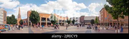 Un panorama del centro di Coventry, Regno Unito. Si tratta di Broadgate Square, che ha la famosa statua di Lady Godiva. Foto Stock