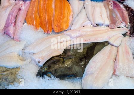 Filetti di pesce fresco in vendita al mercato del pesce di Bergen, Norvegia Foto Stock