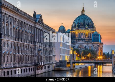 Vista lungo il fiume Sprea a Berlino dopo il tramonto con la cattedrale sul retro Foto Stock