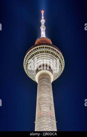 La famosa Torre della Televisione di Berlino di notte vista dal basso Foto Stock