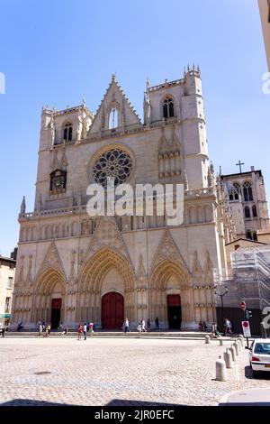 La facciata della cattedrale di Lione in Place Saint Jean, Lione, Francia Foto Stock