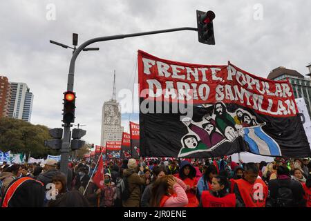 Buenos Aires, Argentina. 17th ago, 2022. Da un lato, si è svolta una marcia verso il Congresso Nazionale convocato dal CGT, al quale hanno aderito diversi sindacati. D'altra parte, le organizzazioni sociali accompagnate da settori della sinistra marciarono verso Plaza de Mayo. I manifestanti marciano verso Plaza de Mayo. (Credit Image: © Esteban Osorio/Pacific Press via ZUMA Press Wire) Foto Stock