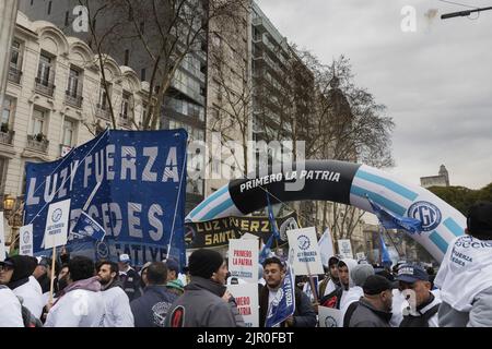 Buenos Aires, Argentina. 17th ago, 2022. Da un lato, si è svolta una marcia verso il Congresso Nazionale convocato dal CGT, al quale hanno aderito diversi sindacati. D'altra parte, le organizzazioni sociali accompagnate da settori della sinistra marciarono verso Plaza de Mayo. Manifestanti che marciavano verso il Congresso Nazionale. (Credit Image: © Esteban Osorio/Pacific Press via ZUMA Press Wire) Foto Stock