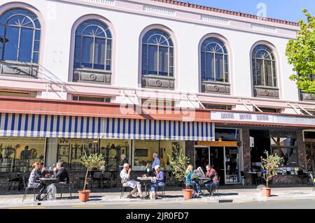 Uno dei molti edifici Art Deco costruiti dopo il terremoto del 1931 in Emerson Street, Napier, una città costiera sulla Hawkes Bay, sull'Isola del Nord, a New Zeal Foto Stock