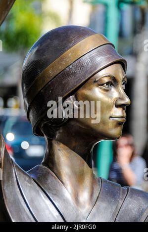 Una scultura 'Un'onda nel tempo' in Emerson Street a Napier, una città costiera sulla Hawkes Bay sull'Isola del Nord in Nuova Zelanda. La statua è modellata su Mis Foto Stock