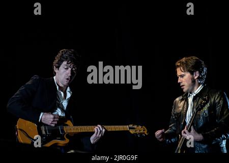 2022-08-20 22:40:00:19 BIDDINGHUIZEN - la rock band inglese Arctic Monkeys con il cantante e chitarrista di sinistra Alex Turner e il chitarrista Jamie Cook si esibirà durante il secondo giorno del festival musicale di tre giorni Un Campingflight a Lowlands Paradise. ANP PAUL BERGEN olanda fuori - belgio fuori Foto Stock