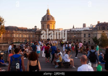 Parigi, Francia - Luglio, 14: Persone che camminano nel Pont des Arts Artisti ponte di Parigi con l'Institut de France in background il 14 luglio 2022 Foto Stock