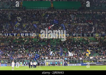 Milano, Italia. 20th ago, 2022. Italia, Milano, ago 20 2022: i giocatori fc Inter celebrano la vittoria e salutano i tifosi alla fine della partita di calcio FC INTER vs SPEZIA, Serie A 2022-2023 day2 stadio San Siro (Credit Image: © Fabrizio Andrea Bertani/Pacific Press via ZUMA Press Wire) Foto Stock