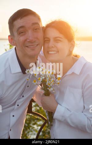 Uomini e donne disabili sorridono mostrando emozioni positive Foto Stock