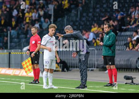 Berna, Svizzera. 18th, agosto 2022. Allenatore Felice Mazzu di Anderlecht visto con Yari Verschaeren (10) durante la partita di qualificazione della UEFA Europa Conference League tra i giovani ragazzi e Anderlecht allo Stade de Suisse Wankdorf a Berna. (Photo credit: Gonzales Photo - Tilman Jentzsch). Foto Stock