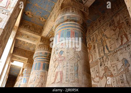 Belle colonne colorate al tempio mortuario di Ramses III (Medinet Habu) sulla riva occidentale del Nilo a Luxor Foto Stock