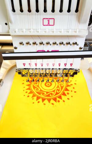 Controllo automatico di macchine da cucire ad alta tecnologia tramite programmazione computerizzata. Macchina per cucire per produzione di serie industriale fabbrica. Foto Stock