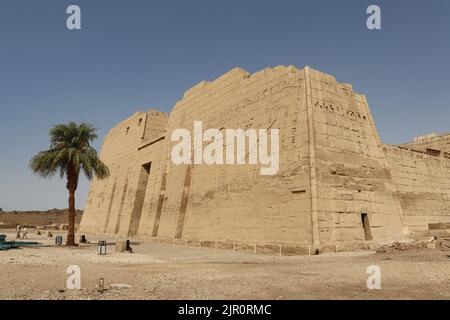 Il tempio mortuario di Ramses III (Medinet Habu) sulla riva occidentale del Nilo a Luxor Foto Stock