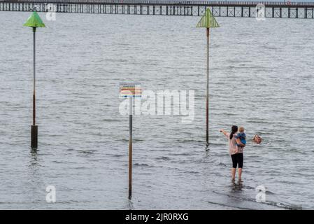 Southend on Sea, Essex, Regno Unito. 21st ago, 2022. Il clima caldo continua nella nuova città di Southend on Sea, con molte persone già al mattino presto, mentre le nuvole precoci si stanno chiarendo. Alcune persone stanno nuotando vicino ai tubi di uscita delle fognature nell'estuario del Tamigi Foto Stock