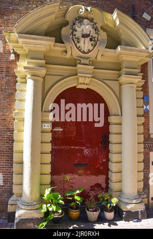 Amsterdam, Paesi Bassi. Agosto 2022. L'autentica porta d'ingresso di una casa sul canale di Amsterdam. Foto di alta qualità Foto Stock